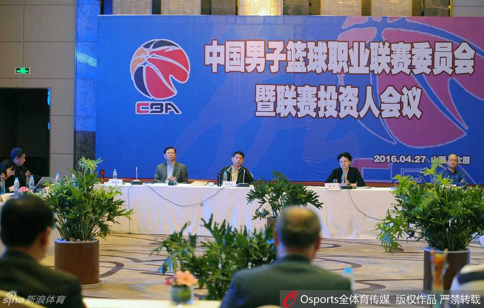 姚明牵头共谋大计 CBA投资人太原会议开启管办分离破冰之旅 身形高大的姚明在酒店大堂内与几位熟悉的友人闲聊,他微微低头倾听,脸上露出轻松的笑容,氛围十分融洽。