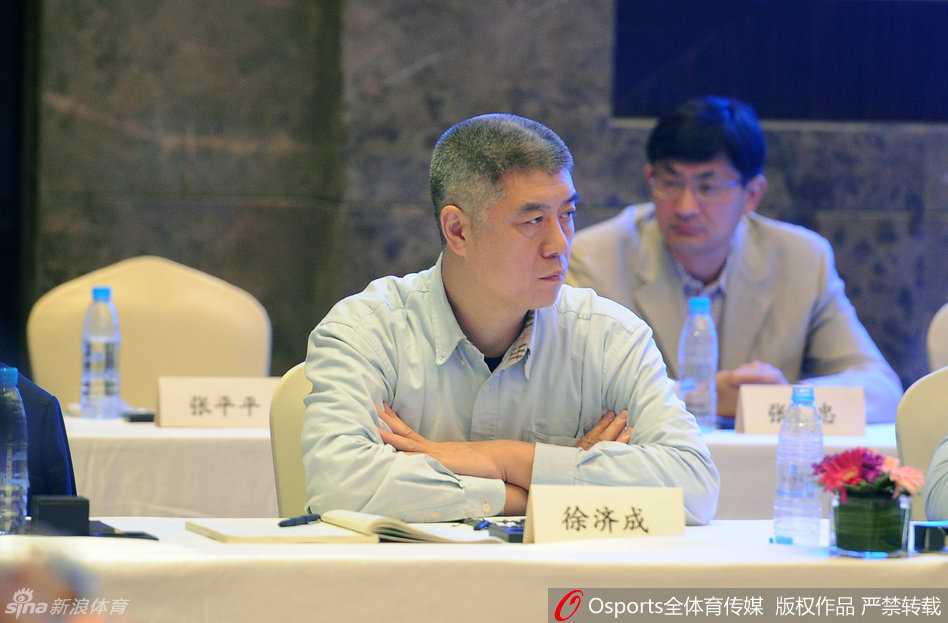 姚明牵头共谋大计 CBA投资人太原会议开启管办分离破冰之旅 电梯门缓缓关上,姚明被隔离在门外,他高大的身影与紧闭的电梯门形成鲜明对比,仿佛在等待下一班属于他的时机。