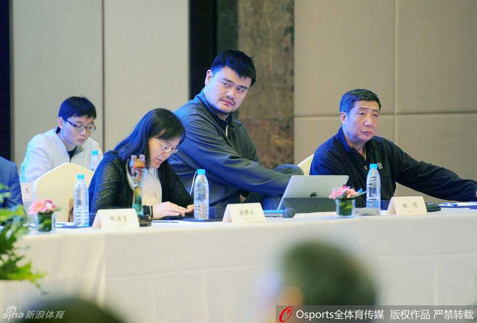 姚明牵头共谋大计 CBA投资人太原会议开启管办分离破冰之旅 国家体育总局篮球运动管理中心主任信兰成在众人陪同下步入会场,神情严肃,作为当时篮协的最高领导,他的讲话定下了会议管办分离的基调。