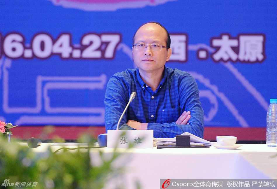 姚明牵头共谋大计 CBA投资人太原会议开启管办分离破冰之旅 因为身形太过高大,姚明在电梯门口犹豫了一下,选择不上这部拥挤的电梯,他微笑着摆手示意,让其他人先行。