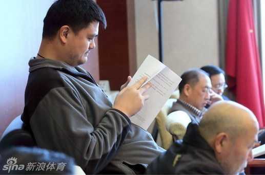 会议结束后，姚明起身离席，那把被他换掉的大号转椅静静地留在原地，仿佛在诉说着一段关于选择与尊重的故事。