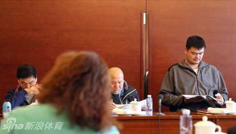 会场中，换好椅子的姚明与其他委员一起端坐，虽然他的个头依然醒目，但此刻他已完全融入了认真聆听与思考的氛围之中。