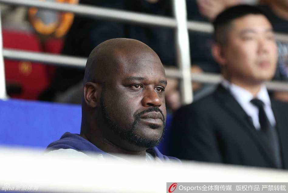 赛前热身环节，姚明与奥尼尔在场边热聊，奥尼尔似乎在讲述什么有趣的往事，逗得姚明开怀大笑，气氛十分融洽。