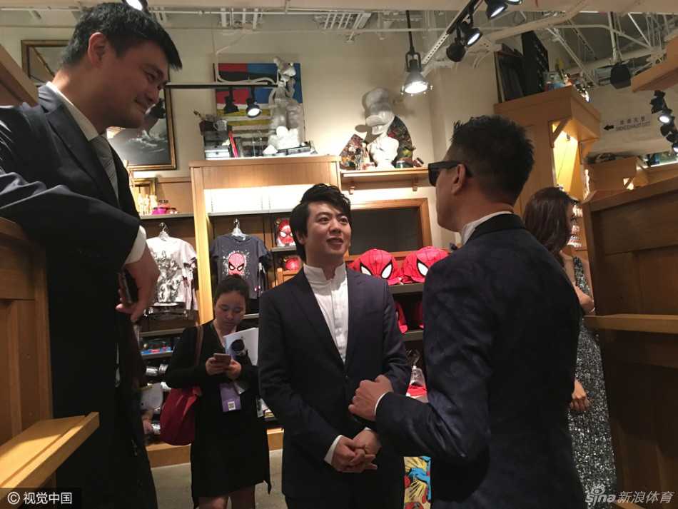 姚明领衔迪士尼最萌身高差盛宴 张靓颖身穿优雅连衣裙与姚明合影,她PS将自己变成巨人,实现比姚明还高的梦想