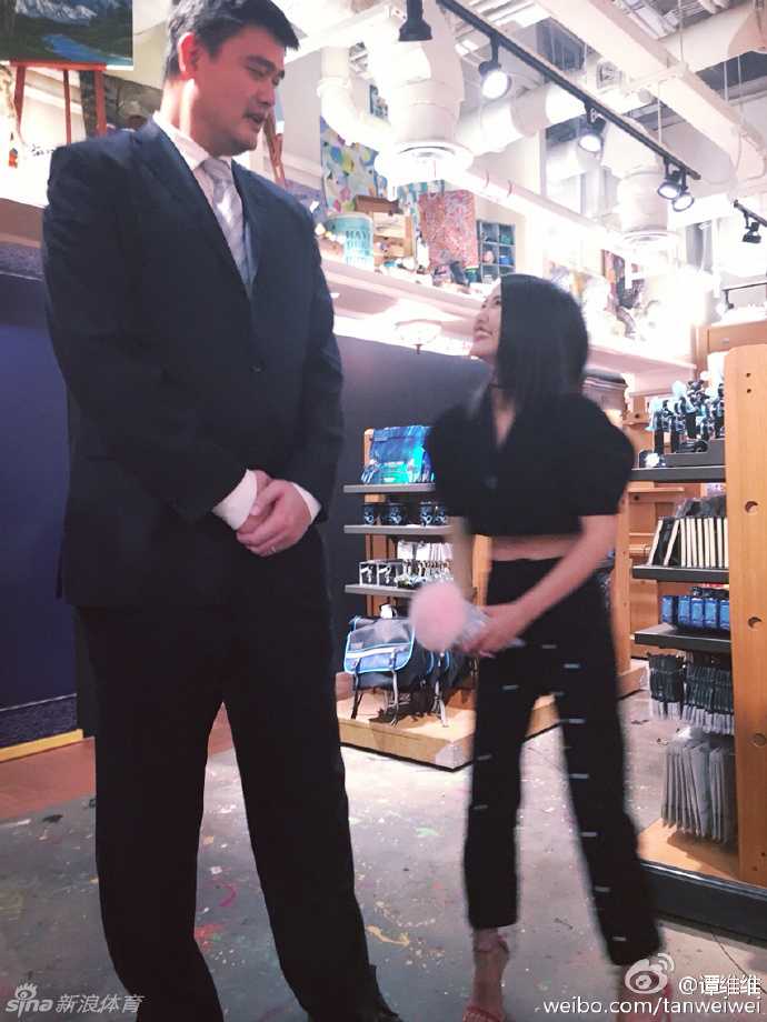 姚明领衔迪士尼最萌身高差盛宴 李克勤在姚明身边双手点赞,两人的身高差像P图效果,姚明表情亲和风趣