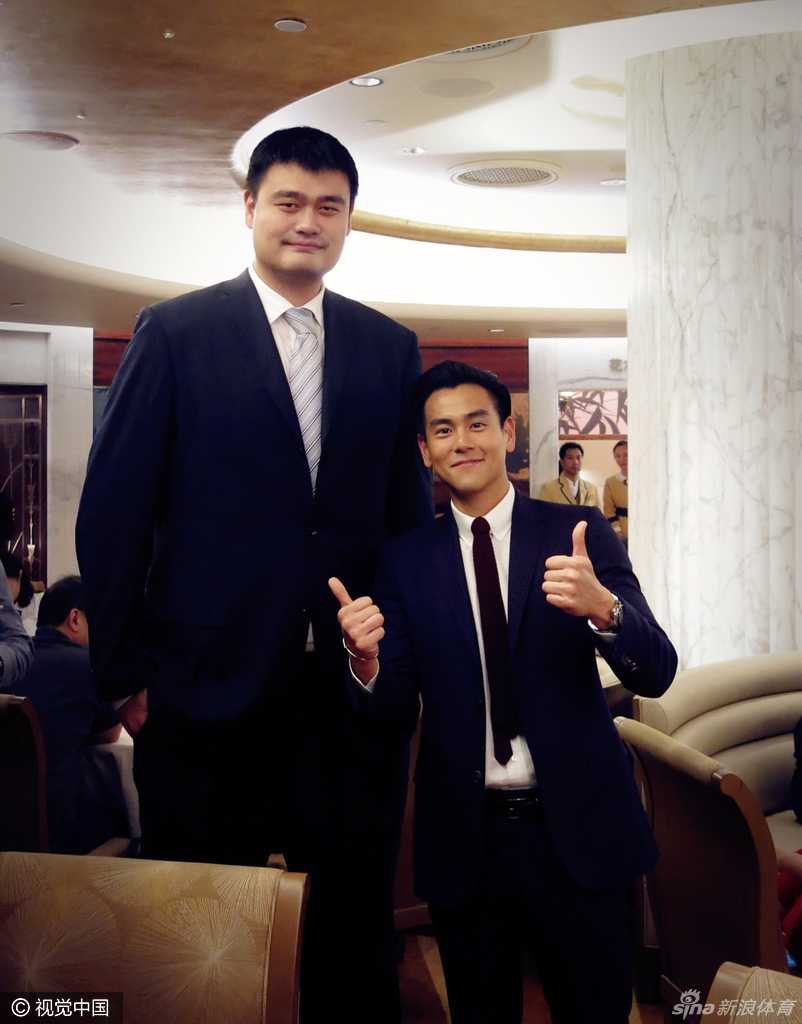 姚明领衔迪士尼最萌身高差盛宴 姚明一家三口在迪士尼城堡前温馨合影,女儿姚沁蕾身高已超过妈妈叶莉腰部,画面满是幸福