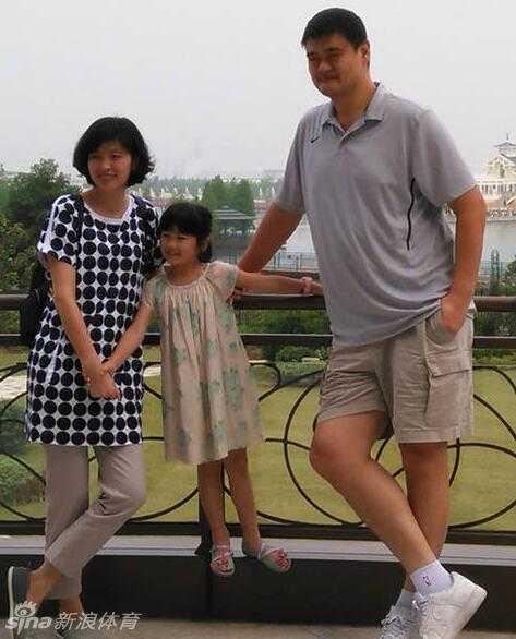 姚明领衔迪士尼最萌身高差盛宴 谭维维站在姚明身旁显得娇小可人,她仰头大笑,与微笑俯视的姚明构成幽默反差