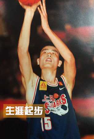 姚明:从上海少年到中国篮球百年符号 少年姚明身披上海队战袍,在简陋的体校训练馆里举球练习,青涩的脸庞上写满了对未来的憧憬与倔强