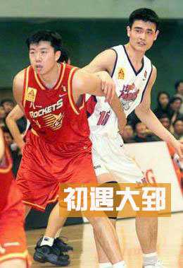 姚明:从上海少年到中国篮球百年符号 姚明在国家队比赛中凶狠防守,面对对手的上篮高高跃起,用遮天蔽日的大帽捍卫禁区,汗水在空中划出弧线
