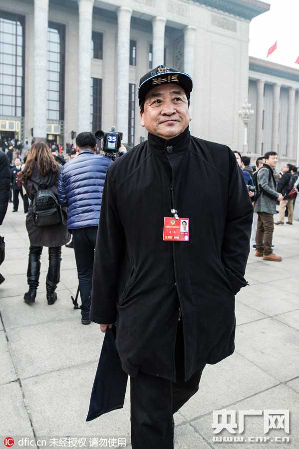 姜昆两会行:头顶冠军荣耀,心怀国学未来 会议发言席上,姜昆手势生动地发表自己的见解,胸前的政协委员出席证格外醒目,周围委员正凝神记录他的发言要点。