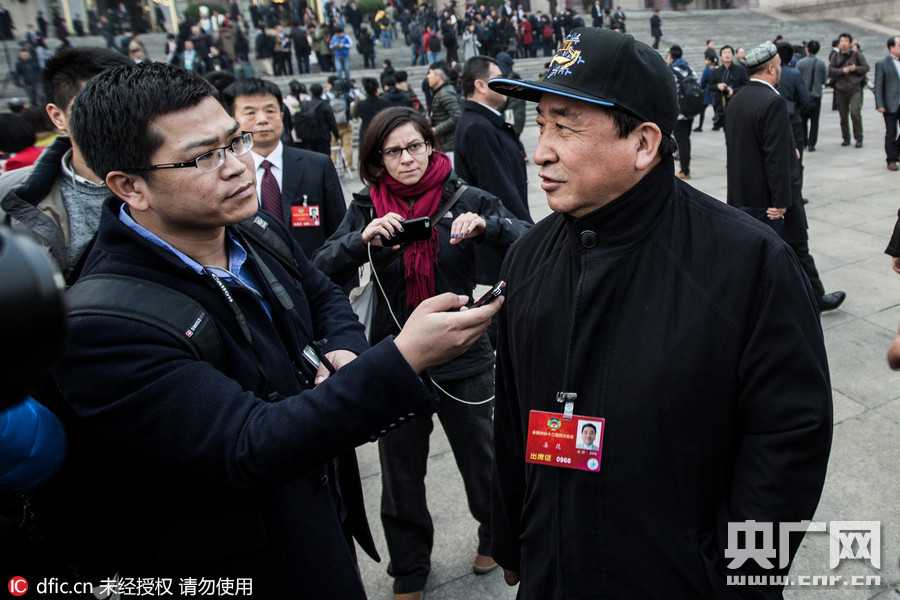 姜昆两会行:头顶冠军荣耀,心怀国学未来 在庄重的会场内,姜昆与其他委员并肩而坐,他目光专注地凝视着发言者方向,神情投入地倾听其他政协委员的精彩讲话。