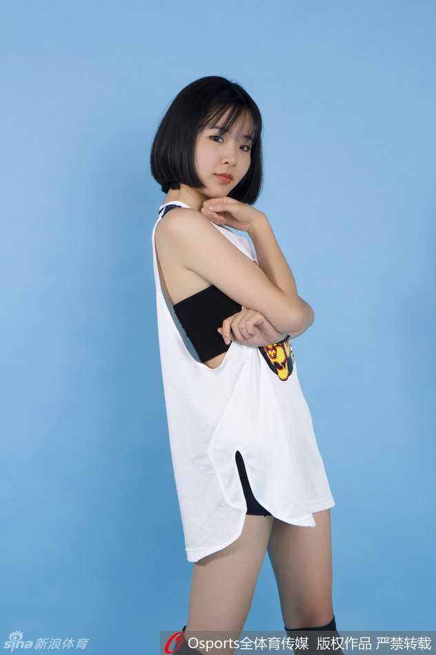 娇俏篮球宝贝真空上阵 倾情力挺华南虎宏远男篮 自信的篮球宝贝手举广东宏远球衣,对着镜头竖起大拇指,她用这种最简单直接的方式,表达着对主队坚定不移的支持和赞美。