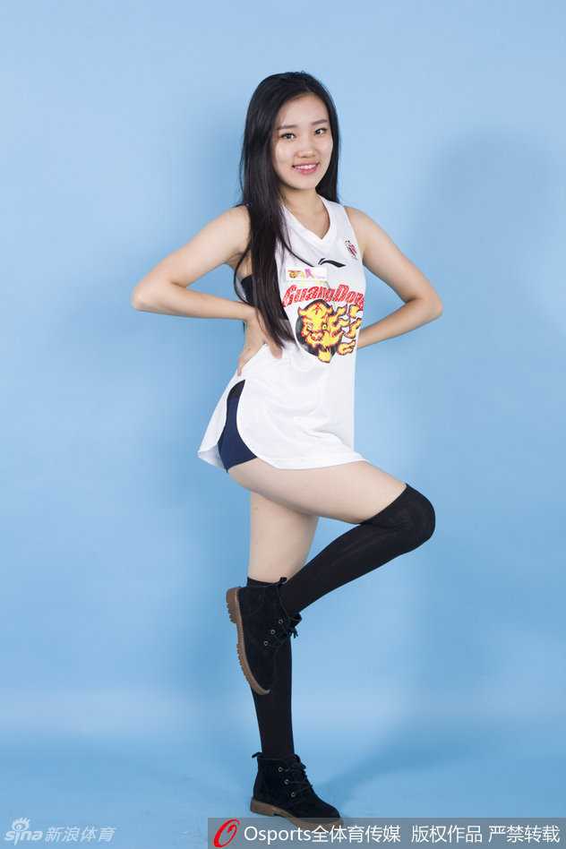 娇俏篮球宝贝真空上阵 倾情力挺华南虎宏远男篮 镜头前的篮球宝贝身姿曼妙,一个不经意的回眸或搔首弄姿的动作,都散发着性感的魅力,但她手中始终紧握的宏远元素提醒着我们她球迷的身份。