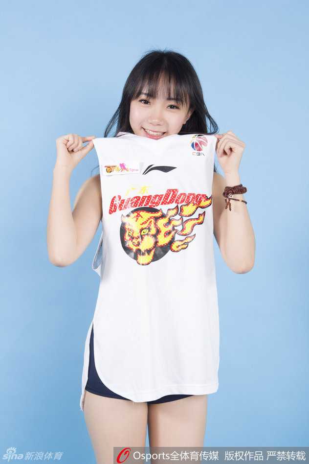 娇俏篮球宝贝真空上阵 倾情力挺华南虎宏远男篮 这位俏皮的宝贝侧身回眸,一头秀发自然垂落,微露的香肩和专注的眼神,将女性的柔美与对篮球的热爱展现得淋漓尽致。