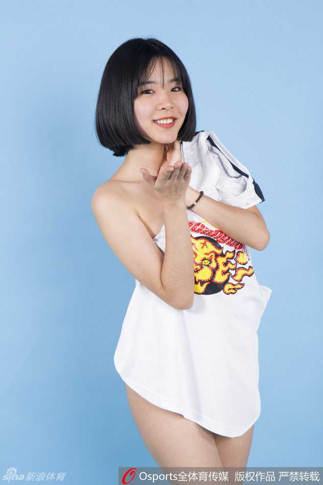 娇俏篮球宝贝真空上阵 倾情力挺华南虎宏远男篮 一位俏皮的篮球宝贝在镜头前不经意地露出迷人香肩,她低头沉思的模样显得既可爱又专注,仿佛在思考着宏远队下一场的战术。