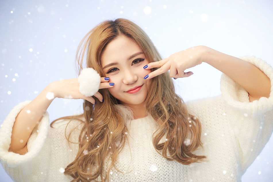 一袭性感黑装的少女，正淘气地对着镜头摆拍，眼神撩人，神秘而魅惑