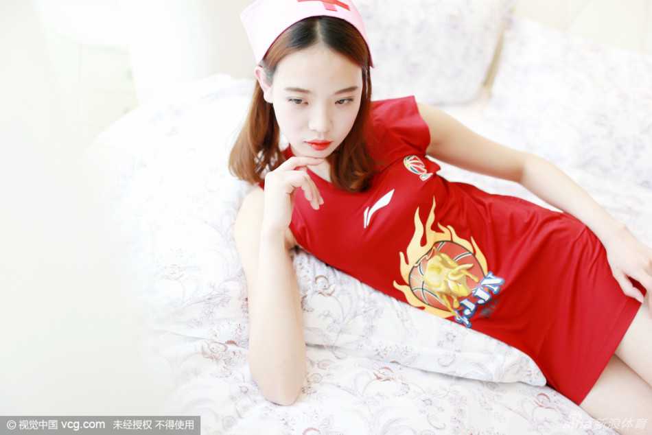 嘟嘴卖萌的小护士手握篮球，头顶洁白护士帽，俏皮神态与赛场硬汉形成鲜明反差，成为场边最暖心的风景。