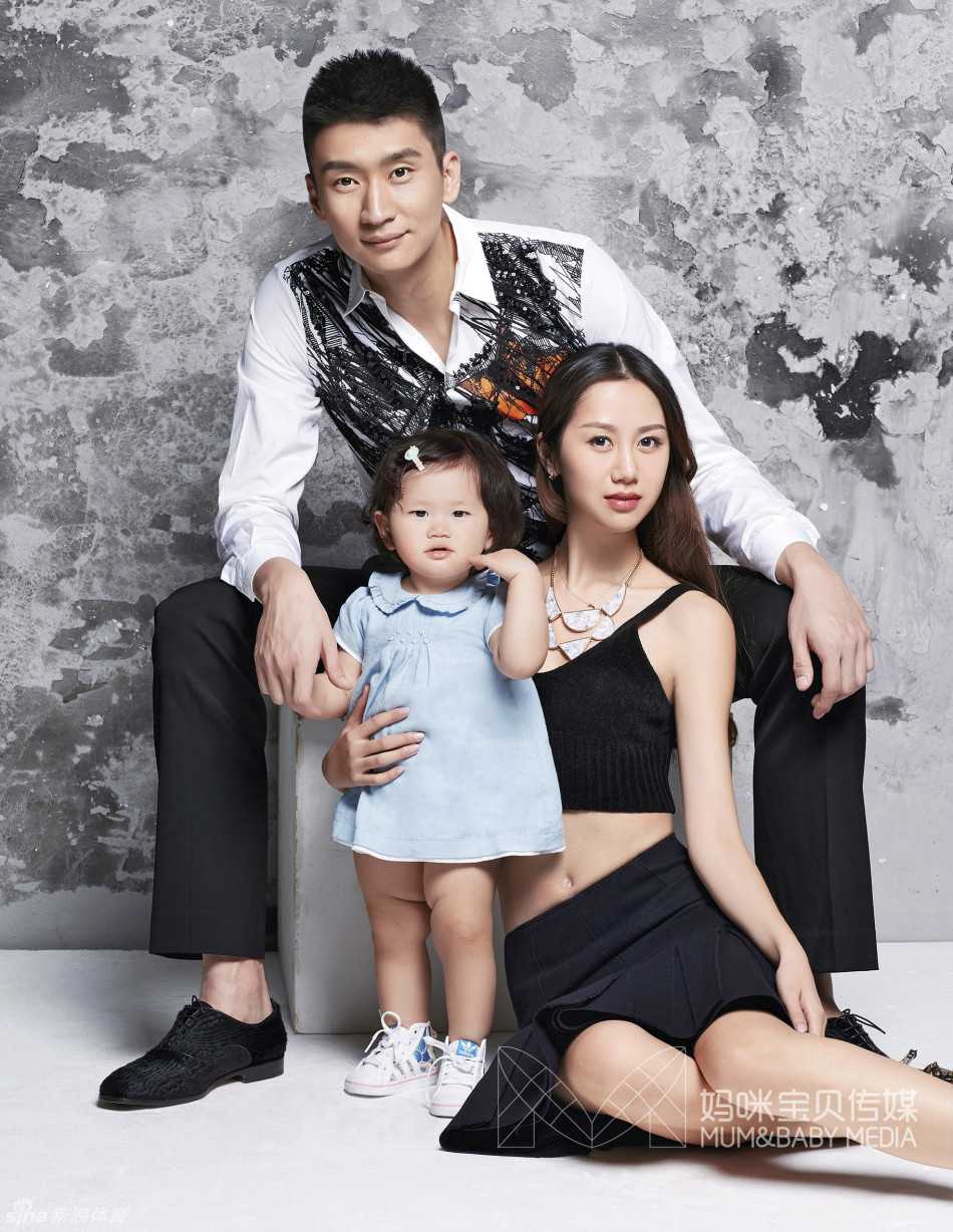 孙悦与陈露携爱女“月亮”温情出镜,家庭与篮球构筑的人生双赢 镜头捕捉到一家三口的温馨互动,小月亮坐在爸爸妈妈中间,好奇地摆弄着妈妈的衣角,陈露低头轻语,孙悦则一脸宠溺地看着这生命中最重要的两个人。