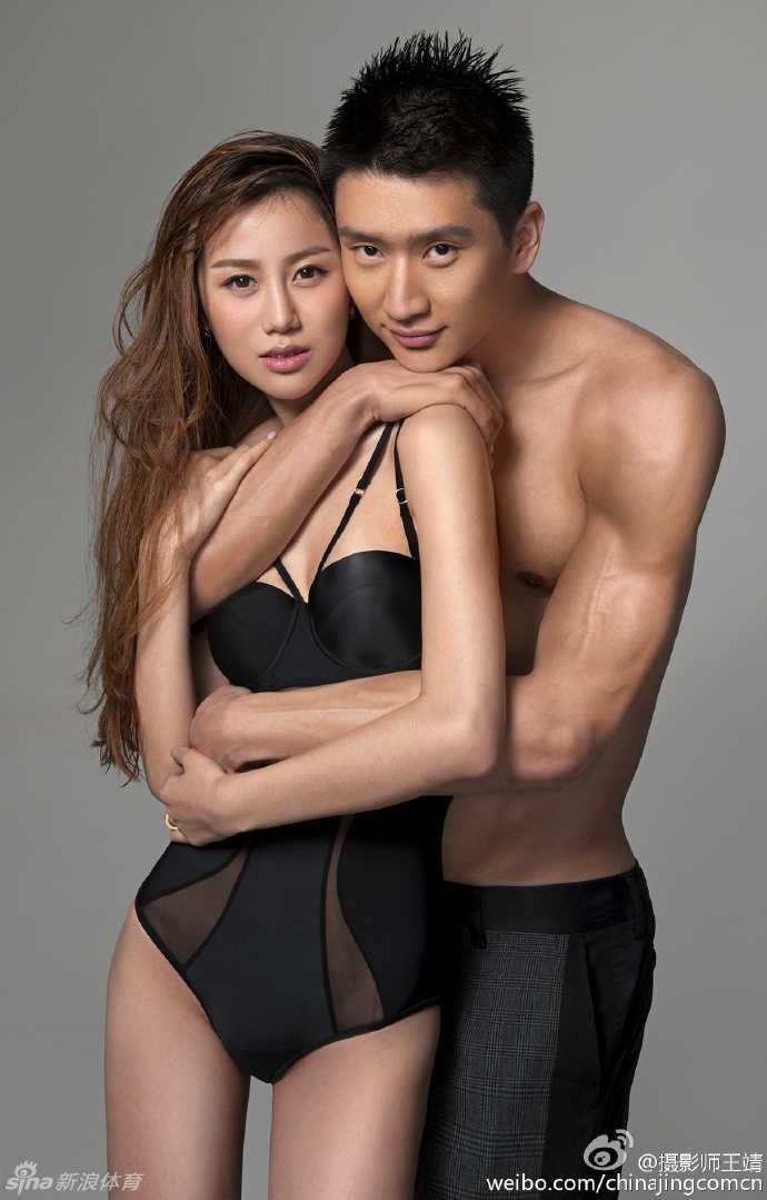 婚礼现场，孙悦身着黑色礼服，陈露身披洁白婚纱，手捧特制的紫金色花束，背景是亲友们祝福的目光，定格下他们人生中最神圣而美好的瞬间。