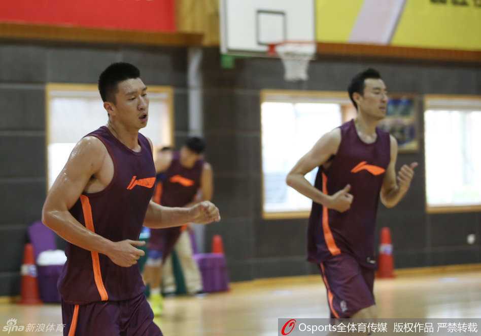 孙悦体测化身“脱缰野马”,北京男篮成都备战欢乐多 孙悦在体测间隙大汗淋漓,汗水浸透了训练服,凸显出他经过特训后厚实挺拔的背部肌肉轮廓。