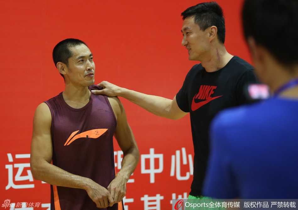 孙悦体测化身“脱缰野马”,北京男篮成都备战欢乐多 北京队老将张庆鹏与主帅杜锋、锋线尖刀翟晓川一同站在场边接受媒体群访,三人面带微笑,神态轻松。