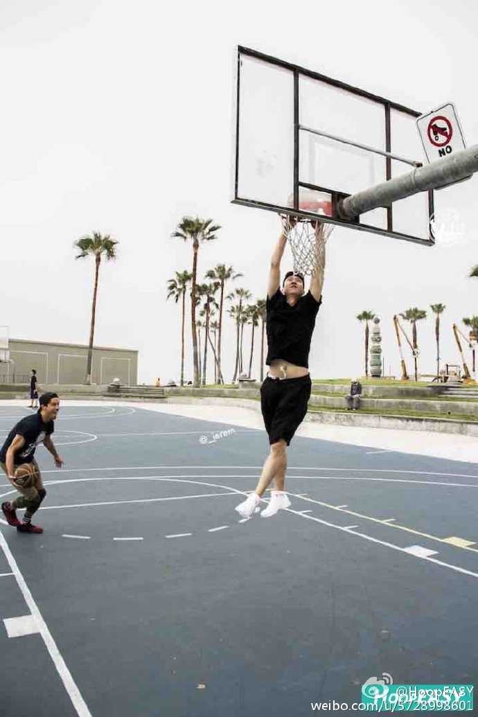 比赛结束后，孙悦在洛杉矶威尼斯海滩球场与热情的华人球迷们亲切合影，每个人的脸上都洋溢着笑容，记录下这难忘的以球会友时刻。