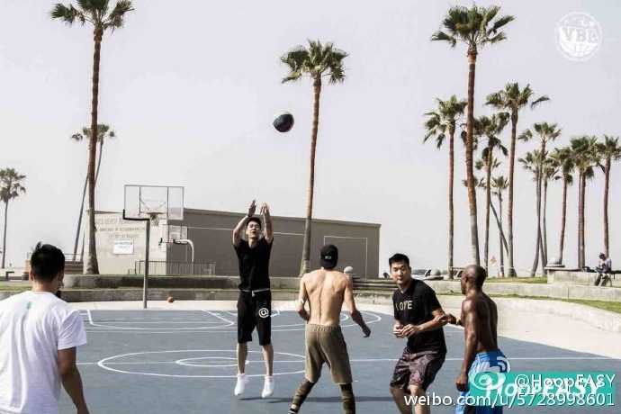 活动间隙，孙悦化身临时导师，认真地为身边的球迷讲解战术跑位，大手挥动间透露出职业球员的专业素养和对篮球的深刻理解。