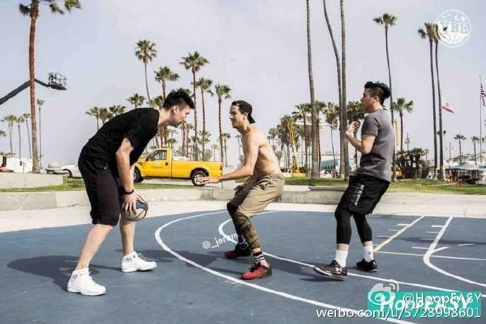 在洛杉矶明媚的阳光下，孙悦站在威尼斯海滩球场中央，眼神专注而轻松，仿佛在说：好戏要开场了，他正准备用一记标志性的三分球，点燃这场与球迷的夏日篮球派对。
