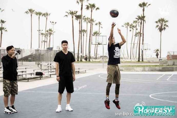 孙悦在威尼斯海滩球场高高跃起，上演一记势大力沉的单手劈扣，飘逸的身姿引得现场球迷和场边摄像师一阵惊呼，将街头赛场的气氛推向了最高潮。