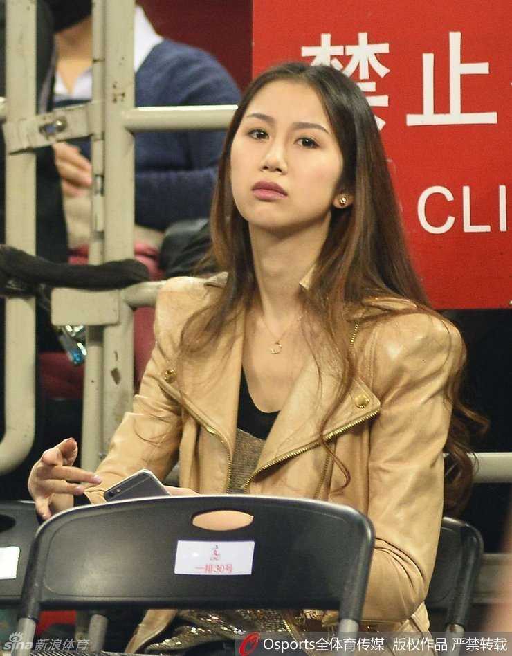 当比赛进入暂停时段，陈露的眼神依然没有离开球场方向，她紧抿嘴唇，似乎在心里默默为孙悦和北京队祈祷逆转的契机。