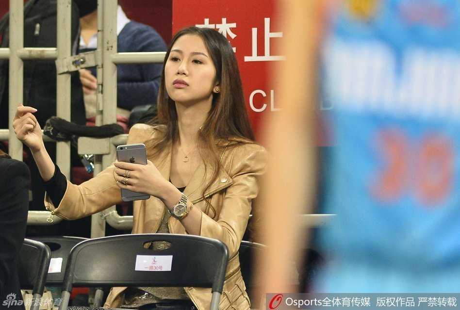 比赛中场休息时，陈露倚靠在看台座椅上，简约的穿搭难掩出众气质，她就像球场边一道流动的风景线，引人注目。