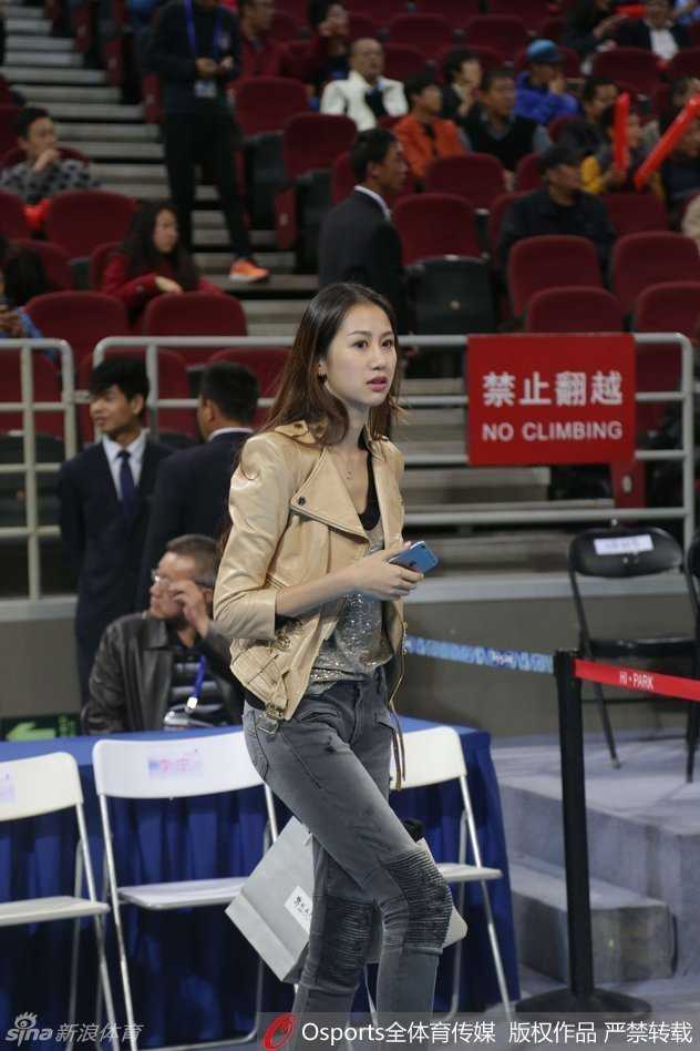 陈露在看台上神情微凝，或许是因为场上比分的胶着，这一刻她不再是T台上的冷艳模特，而是一名与丈夫同欢喜共担忧的普通球迷妻子。