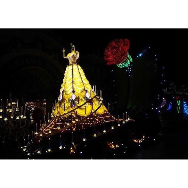 陈露穿着带有爱心图案的连衣裙，紧紧牵着女儿的手走在迪士尼的美国小镇大街上。背后的童话城堡若隐若现，大手拉小手的画面，是这里最动人的风景。