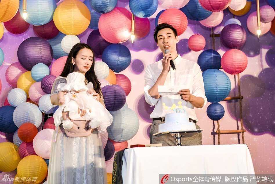 孟达爱女百日宴:江苏篮球铁汉的柔情时刻 孟达的好友、江苏篮球名将易立低调现身百日宴现场,他面带微笑注视着这个幸福的家庭,眼神中流露出对老友孟达的诚挚祝福,兄弟情谊在这一刻默默传递。