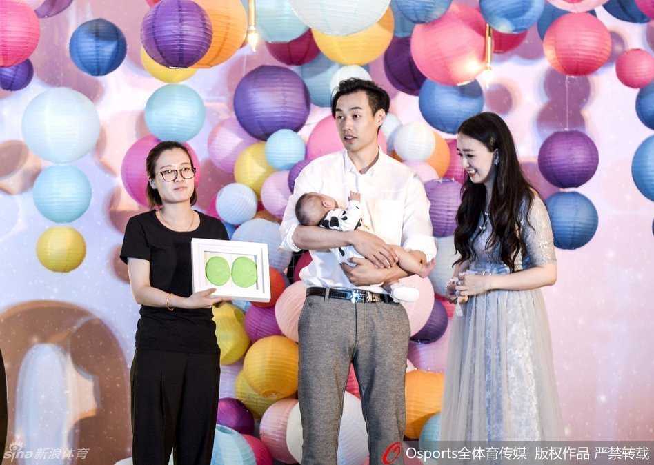 孟达爱女百日宴:江苏篮球铁汉的柔情时刻 宴会现场一角,孟达坐在椅子上依然不舍得放下女儿,他轻轻托着孩子的小身子,父女俩静静对视,这一刻没有言语,却胜过千言万语,画面温馨得让人不忍打扰。