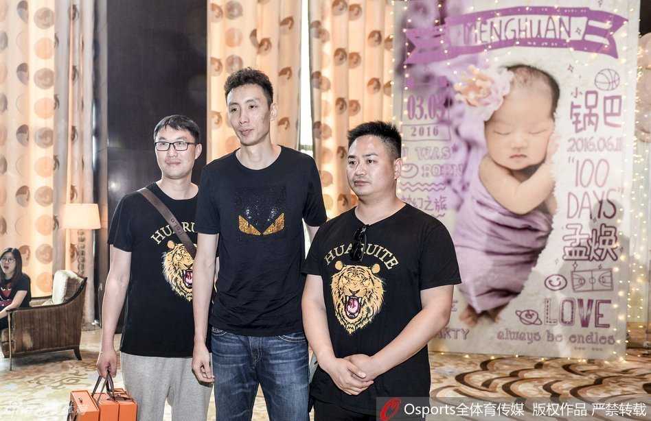 孟达爱女百日宴:江苏篮球铁汉的柔情时刻 温馨可爱的百日宴会场布置,特意定制的蛋糕上点缀着“100DAYS”、篮球和奶牛图案,每一个细节都凝聚着孟达夫妇对女儿孟焕的无限爱意与美好期许。