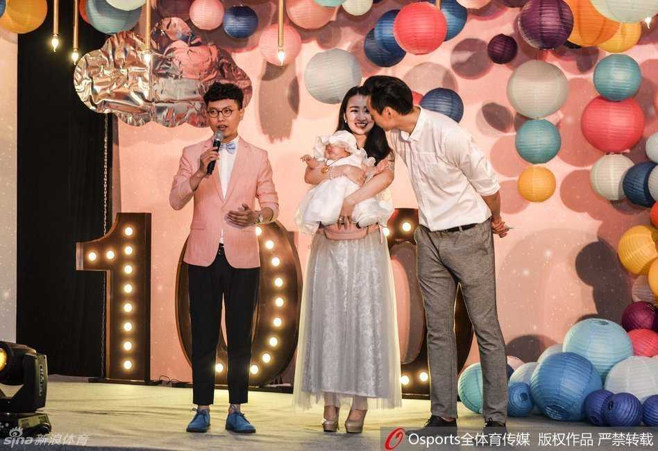 孟达爱女百日宴:江苏篮球铁汉的柔情时刻 孟达抱着女儿与现场的小朋友们温馨合影,他亲切地蹲下身子,让小宝宝也融入这欢乐的氛围中,笑容满面的“达锅”展现了铁汉柔情的一面,毫无球星的架子。