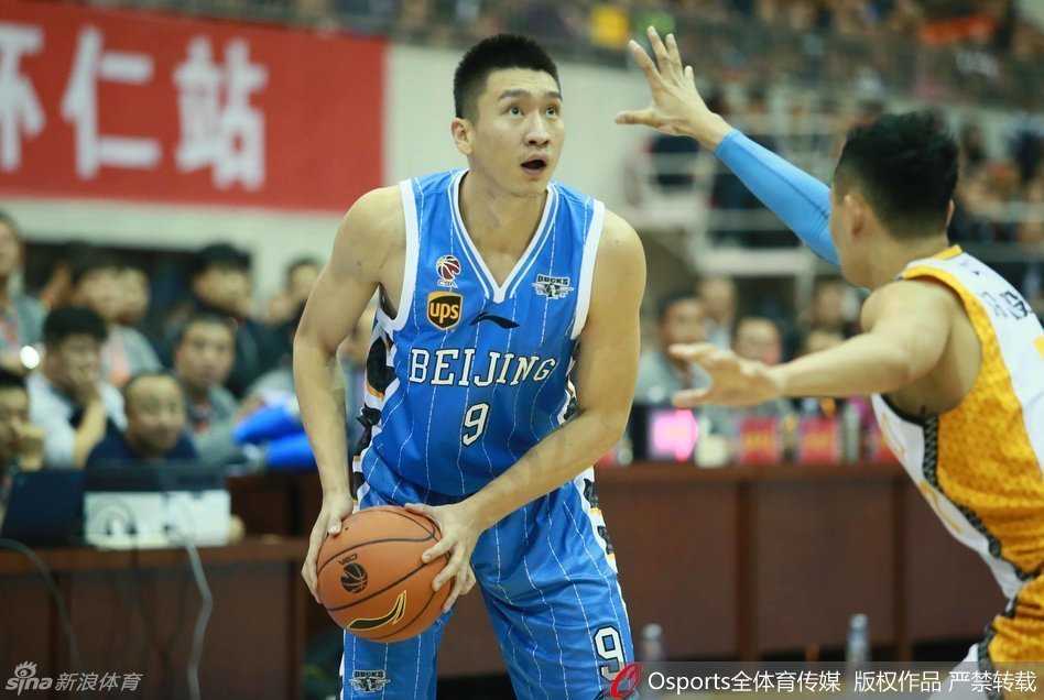 季前赛怀仁站京晋对决 老马休战众将爆发显底蕴 莫里斯在重重包围中倒地,眼神却依然死死盯着篮球的方向,内线悍将的斗志在此刻尽显。