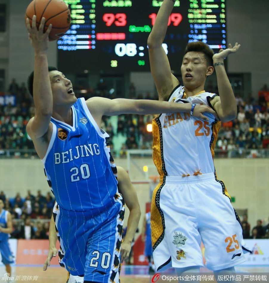 季前赛怀仁站京晋对决 老马休战众将爆发显底蕴 翟晓川在身体失去平衡的瞬间仍然奋力将球抛向篮筐,这股拼劲儿正是北京队本土球员精神风貌的缩影。