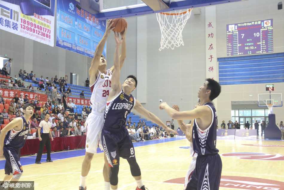 季前赛烽烟起群雄逐鹿 新星闪耀CBA赛场 西热力江身披新疆战袍闪亮登场,他目光如炬,那股永不服输的拼劲和标志性的杀气,瞬间点燃了主场球迷的热情。