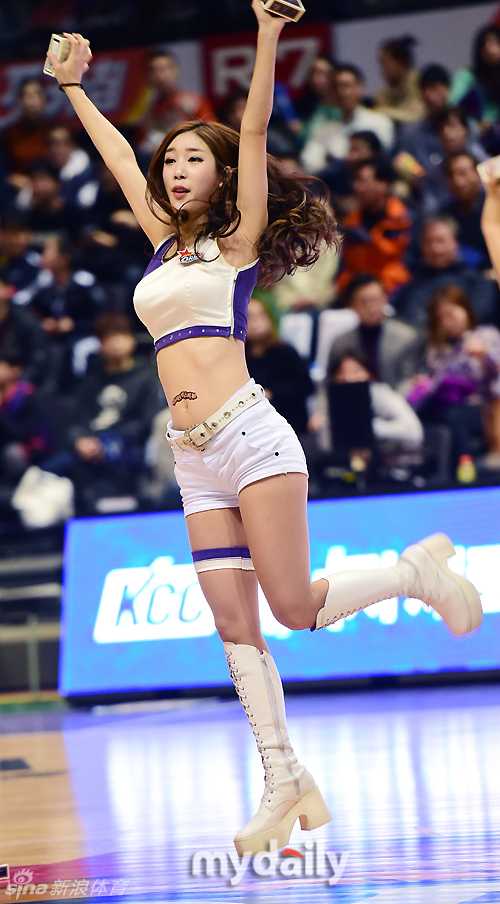 季后赛激战正酣 篮球宝贝热舞点燃全场激情 姐妹齐心,其利断金。两位宝贝跪地秀出美腿长靴,妩媚身姿让人移不开眼