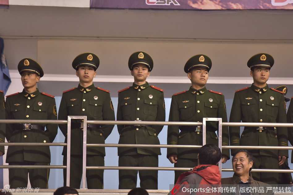 本溪主场氛围火热，全副武装的武警与安保人员背对赛场，目光如炬地扫视着看台，为球员筑起一道无形的安全屏障。