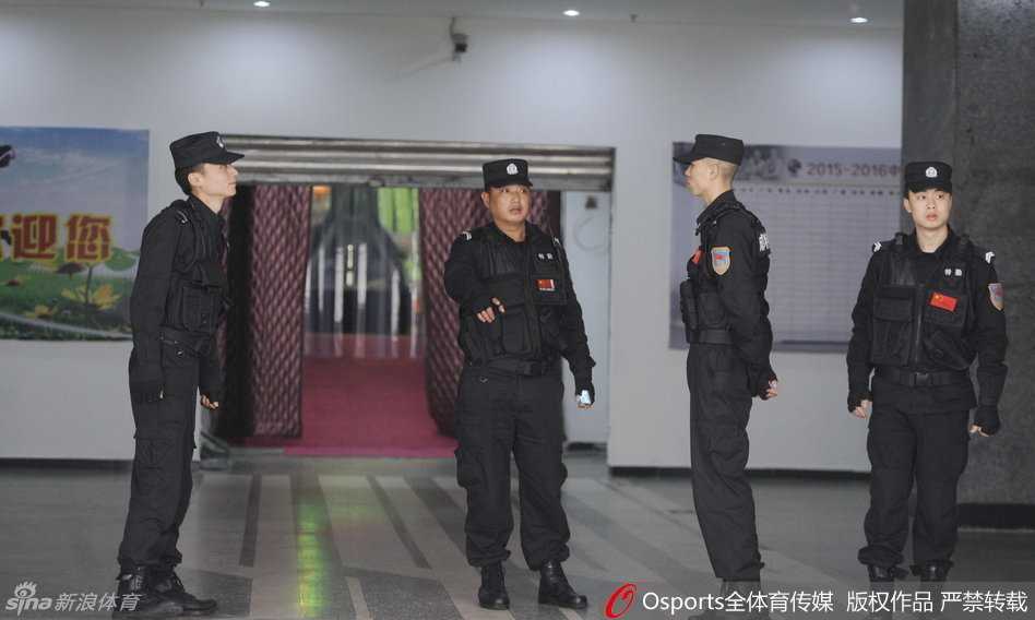 成都警方在四川省体育馆外严阵以待，数辆警用装甲车停在路边，闪烁着警灯，空气中弥漫着大战前的肃穆气息。