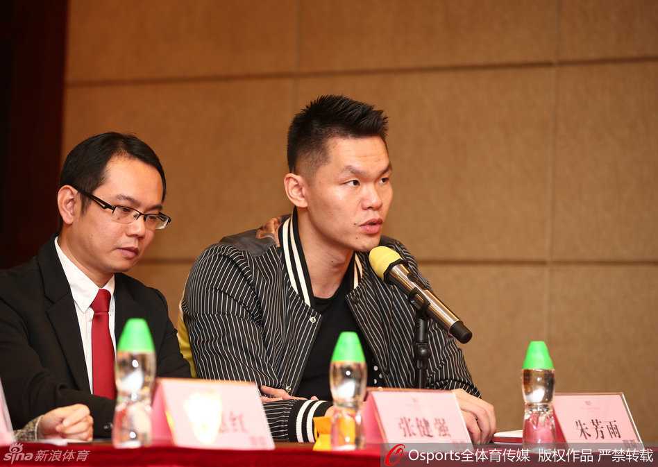 轮到朱芳雨发言时，他手持话筒站在演讲台后，神情严肃而认真，身后的LED大屏幕播放着宏远青训的标语，他正在阐述宏远体育公司未来的发展规划与愿景。
