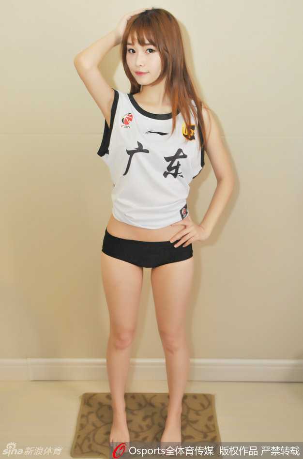 宏远男篮芳华录:美腿宝贝光影间舞动东莞加油曲 宝贝侧身站立,纤腰长腿在聚光灯下勾勒出完美曲线,手中的花球仿佛也被她的热情点燃,闪耀着动人的光泽。