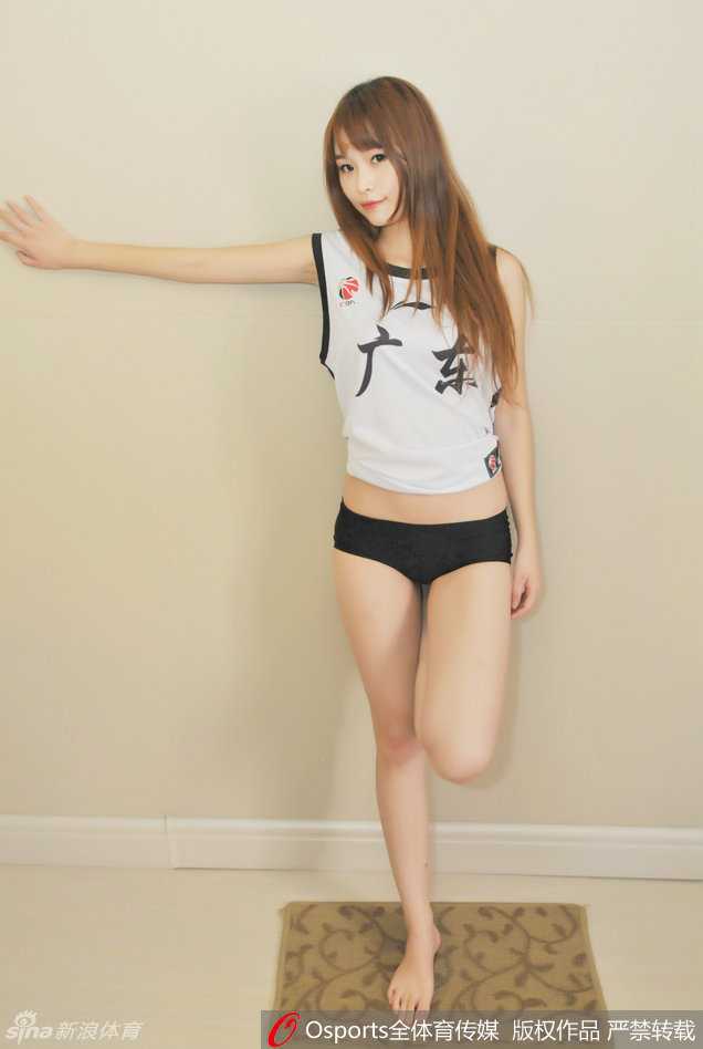 宏远男篮芳华录:美腿宝贝光影间舞动东莞加油曲 宝贝将马尾高高束起,露出光洁的额头,甜美的笑容如冬日暖阳,瞬间驱散了赛场上的紧张与疲惫。