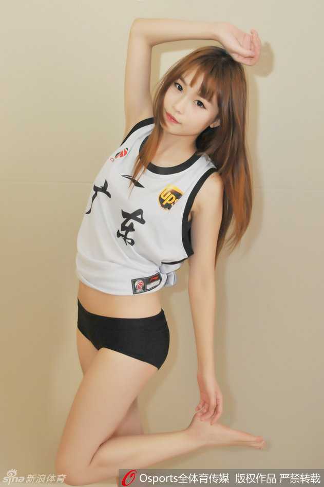 宏远男篮芳华录:美腿宝贝光影间舞动东莞加油曲 宝贝双手轻举,身姿挺拔如松,眼神自信地望向前方,仿佛在引领全场观众一起为宏远队的下一次进攻呐喊助威。