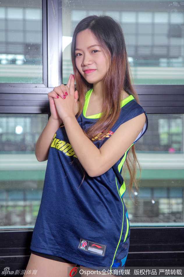 宏远篮球宝贝活力全开 青春风暴席卷主场捍卫荣耀 表演高潮时刻,一名宏远宝贝在队友的托举下高高跃起,双手指向篮筐,仿佛在指引球队进攻的方向,全场气氛随之沸腾