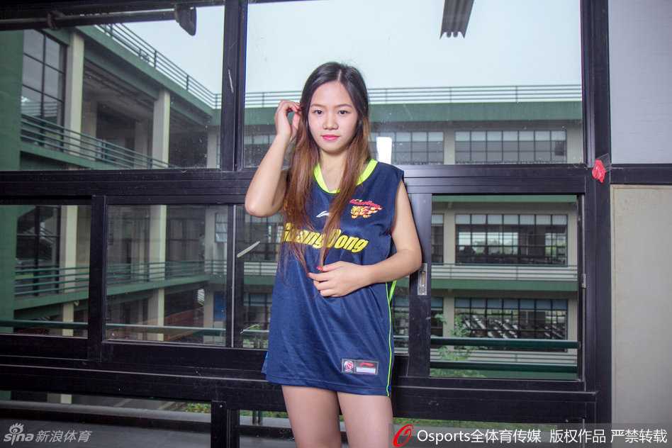 宏远篮球宝贝活力全开 青春风暴席卷主场捍卫荣耀 宏远宝贝们身穿校园风的短裙,在球场中央跳跃起舞,马尾辫随着动感的节奏在空中划出活力的弧线,瞬间点燃全场热情