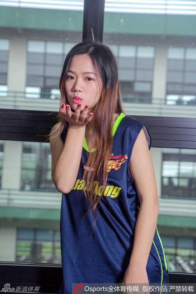 宏远篮球宝贝活力全开 青春风暴席卷主场捍卫荣耀 一位宏远宝贝手持篮球,做出俏皮的教学手势,仿佛在邀请全场球迷一起加入这场捍卫主场的篮球课,笑容甜美感染力十足